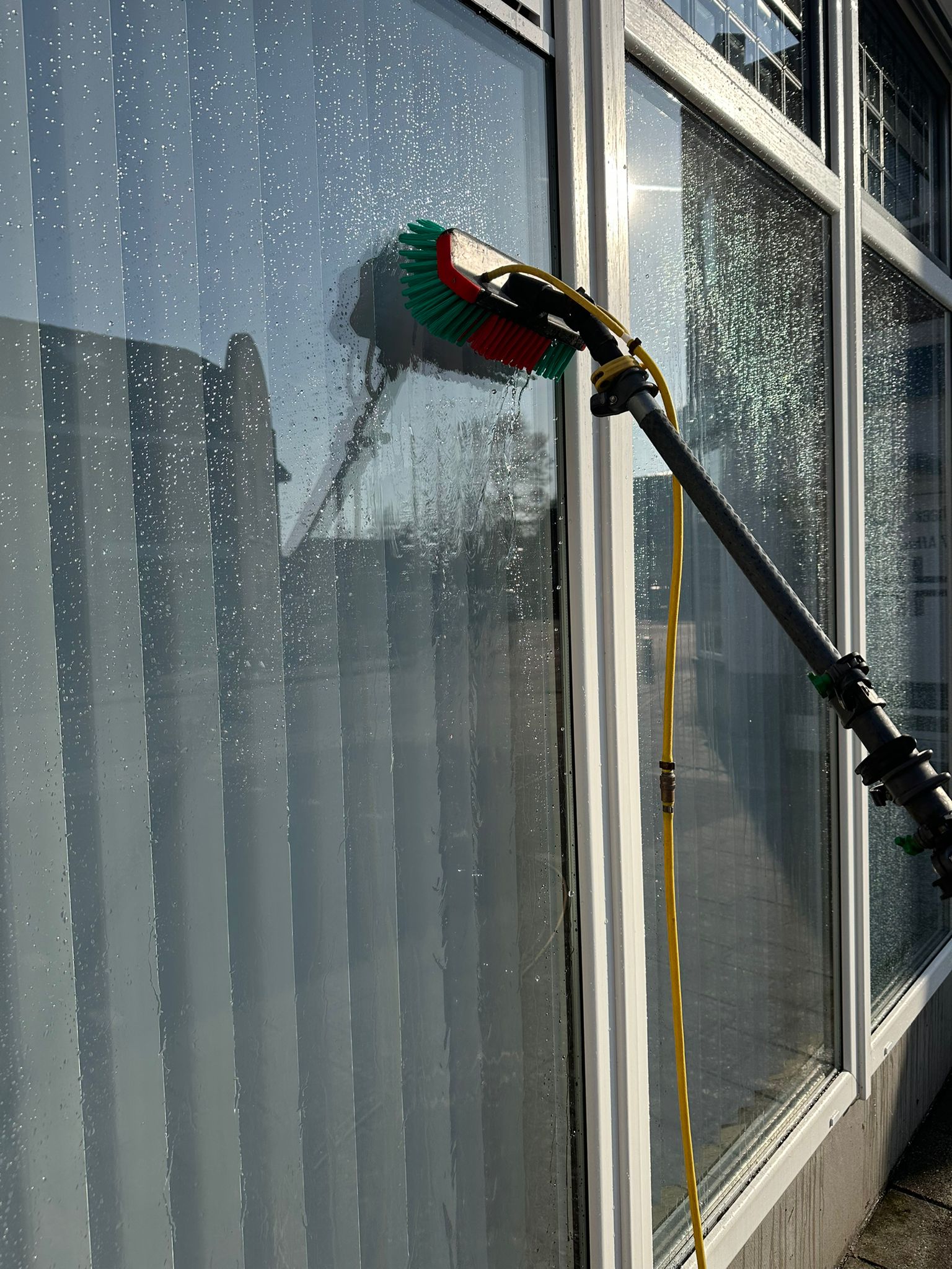 Glazenwasser aan het werk met osmosewater en telescoopsteel in Groningen
